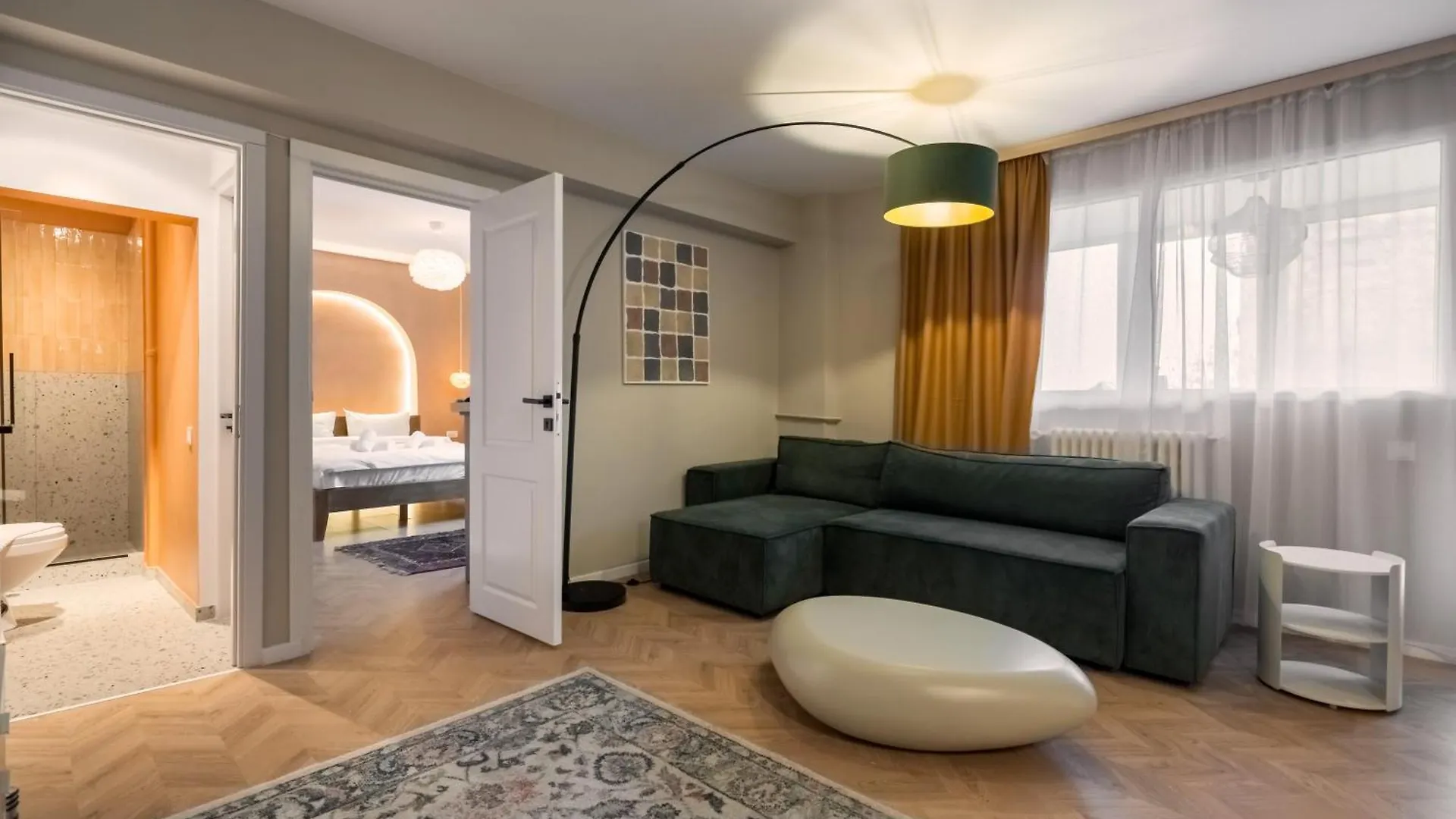 Ultracentral Near Old Town, Cismigiu And Victoriei - Cozy, Quiet And Modern Apartment Wt Sunny Balcony Bucarest 0*,