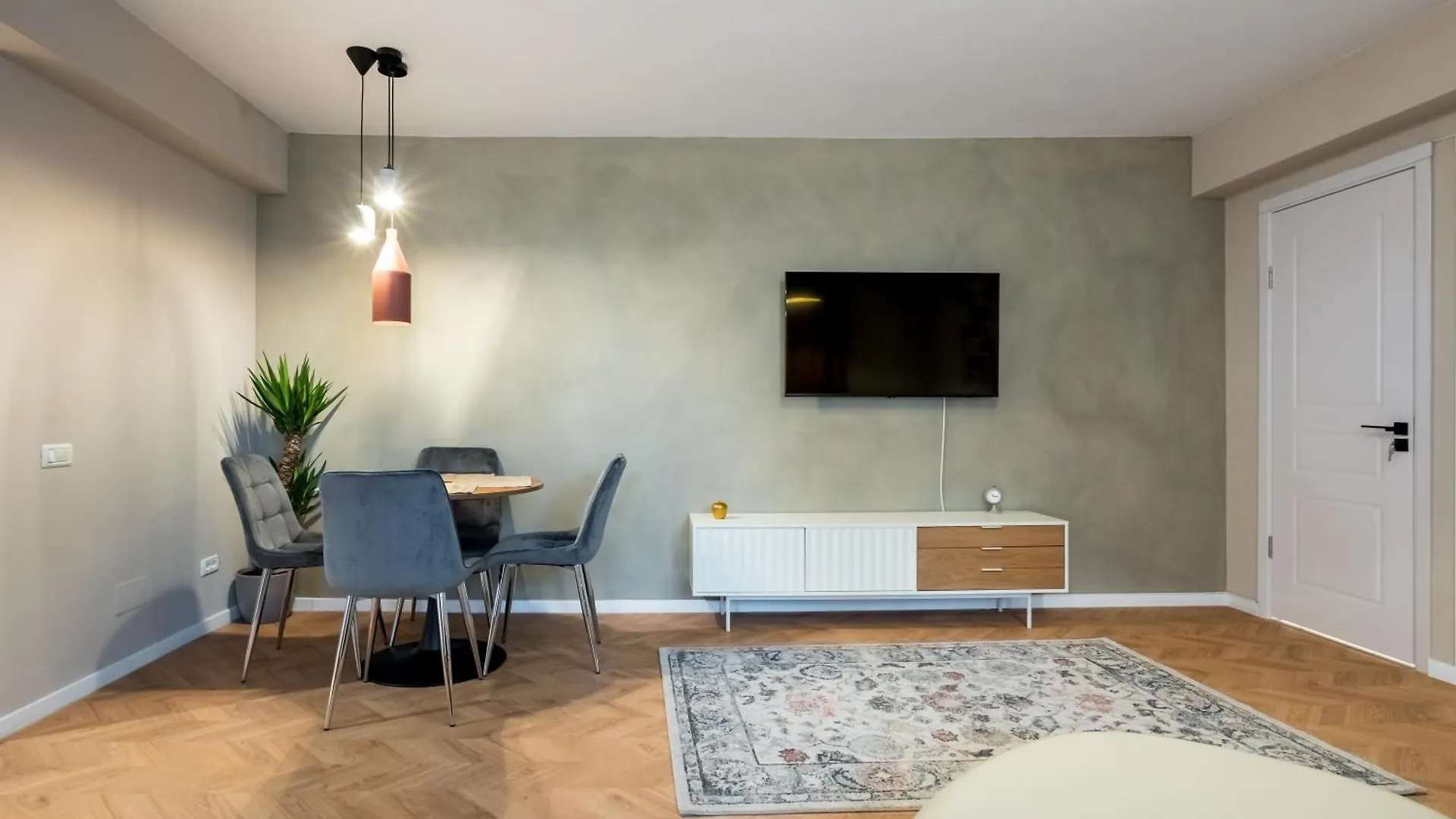 Ultracentral Near Old Town, Cismigiu And Victoriei - Cozy, Quiet And Modern Apartment Wt Sunny Balcony Bucharest 0*,  Romania